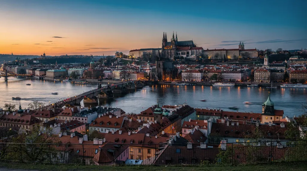 Panorama de Praga al atardecer desde el parque Letná con el Puente de Carlos y el Castillo de Praga